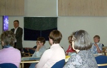 Martat oppimassa digikameran käyttöä