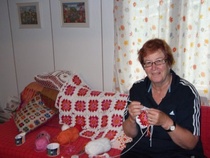 Maailmansuurin tilkkupeitto, johon sihteerimme Eila, on virkannut monta peittoa